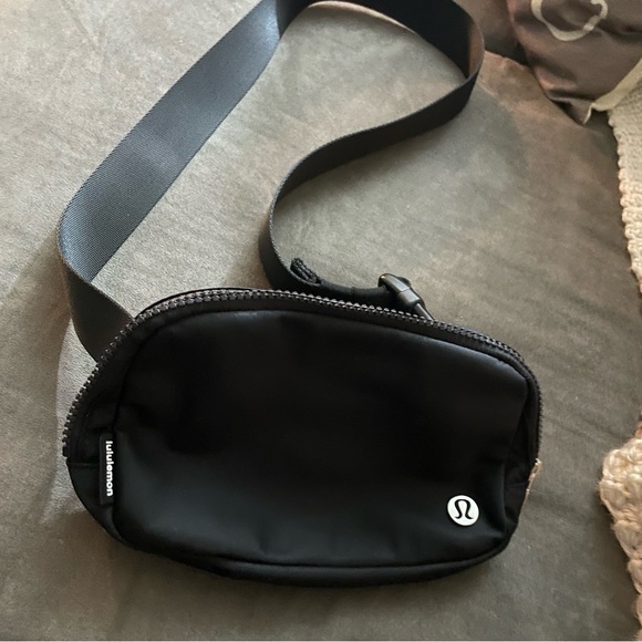 lululemon athletica Handbags - Lululemon 1L belt bag
